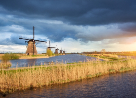 I mulini a vento di Kinderdijk: un paesaggio senza tempo tra acqua e cielo