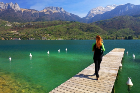 Un rifugio tra lago e montagne: la serenità del paesaggio alpino