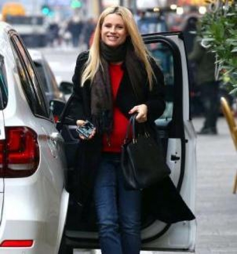 Michelle Hunziker in rosso a un mese dal parto