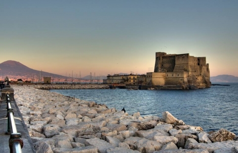 A Napoli è già tempo di mare: il fascino del turismo balneare partenopeo