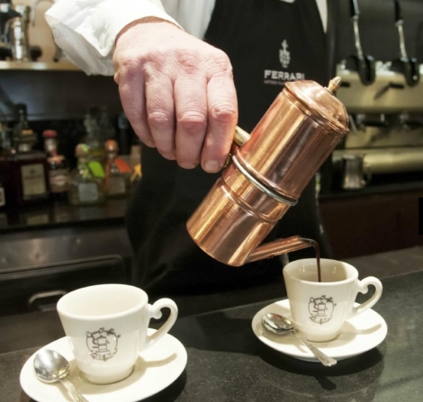 Napoli e il caffè al bar: un rito che profuma di tradizione
