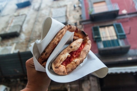 Pizza a portafoglio: una tradizione del dopoguerra da scoprire nei vicoli di Napoli