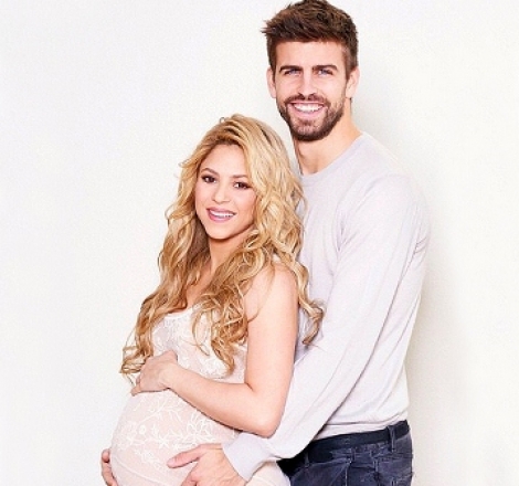 Shakira foto con il pancione al nono mese di gravidanza per una buona causa